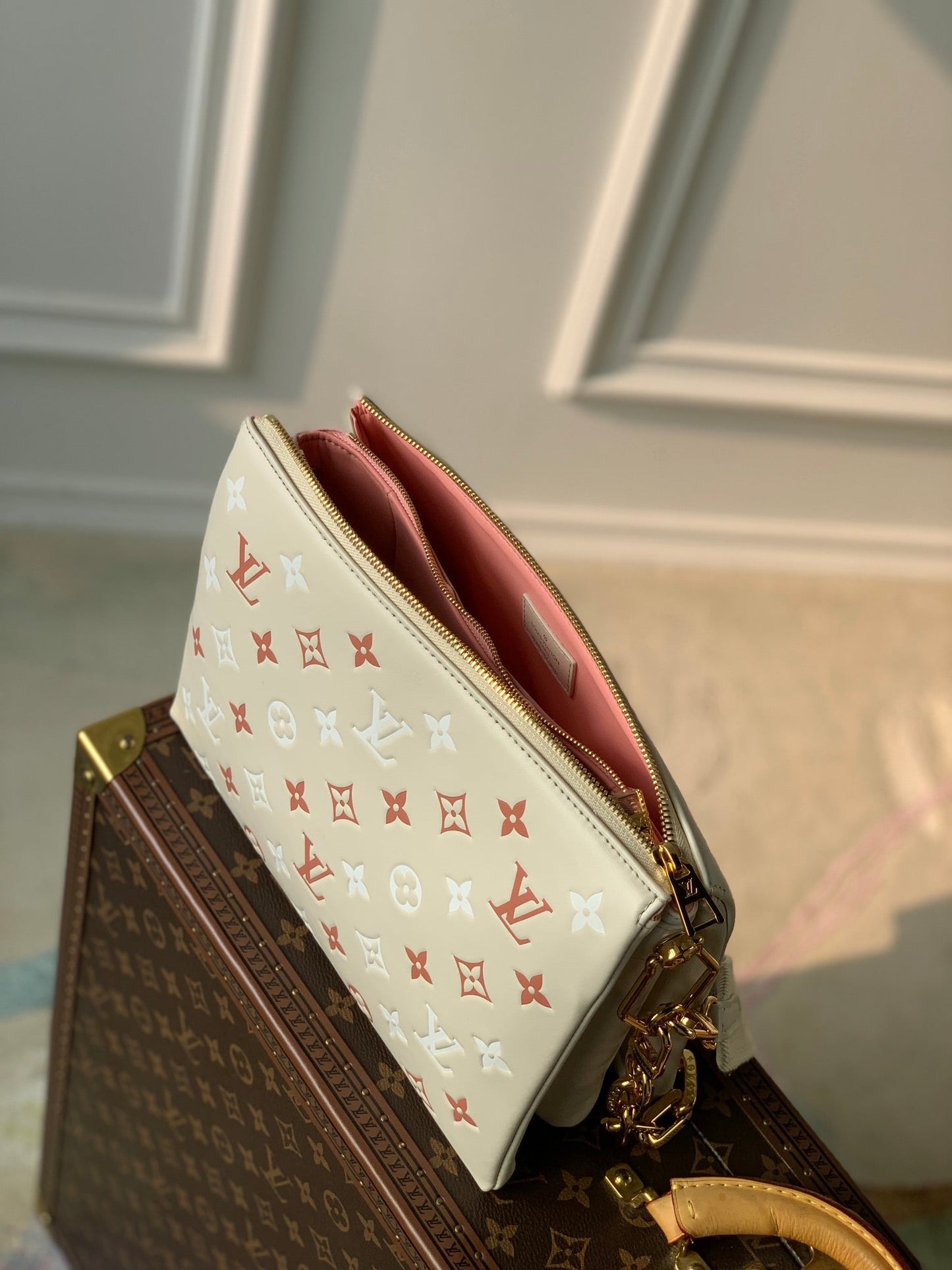Coussin PM 26 cm en cuir de veau crème rouge blanc monogramme empreinte