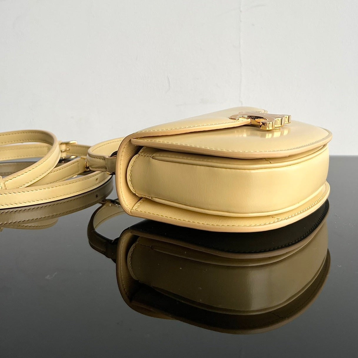 SAC À MAIN TRIOMPHE EN CUIR DE VEAU BRILLANT 18 JAUNE PASTEL