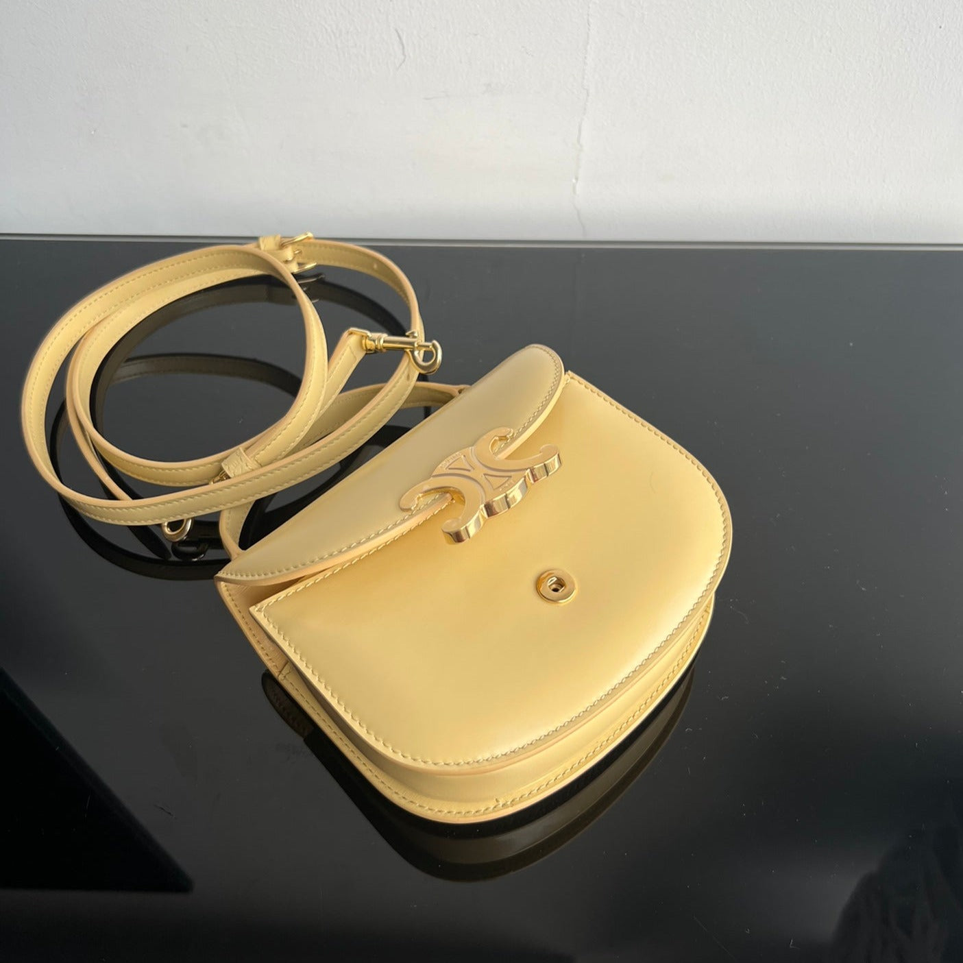 SAC À MAIN TRIOMPHE EN CUIR DE VEAU BRILLANT 18 JAUNE PASTEL