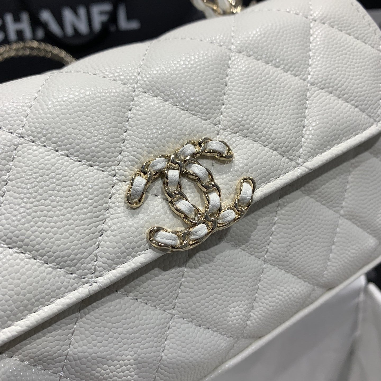 23P フラップバッグ 19cm ホワイトキャビアゴールド金具