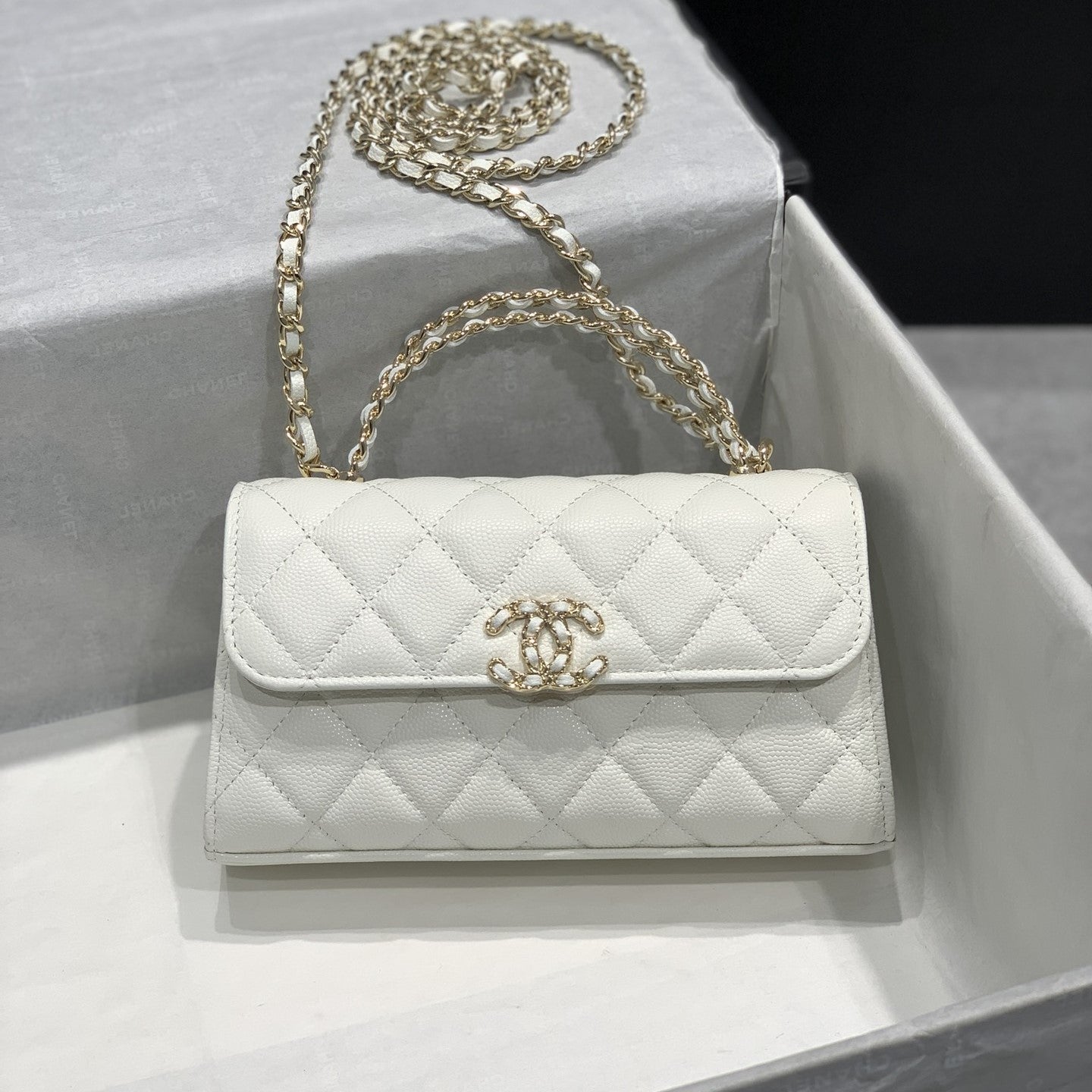 23P フラップバッグ 19cm ホワイトキャビアゴールド金具