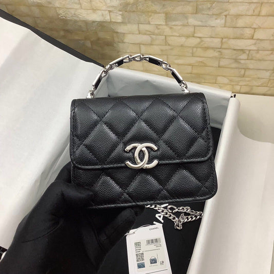 Mini sac à main CC 13 cm avec poignée supérieure en cuir caviar matelassé noir et accessoires argentés