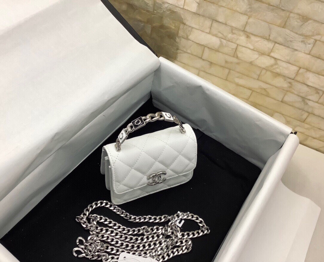 Sac à main CC WOC 13 cm avec poignée supérieure en cuir caviar matelassé blanc et accessoires argentés