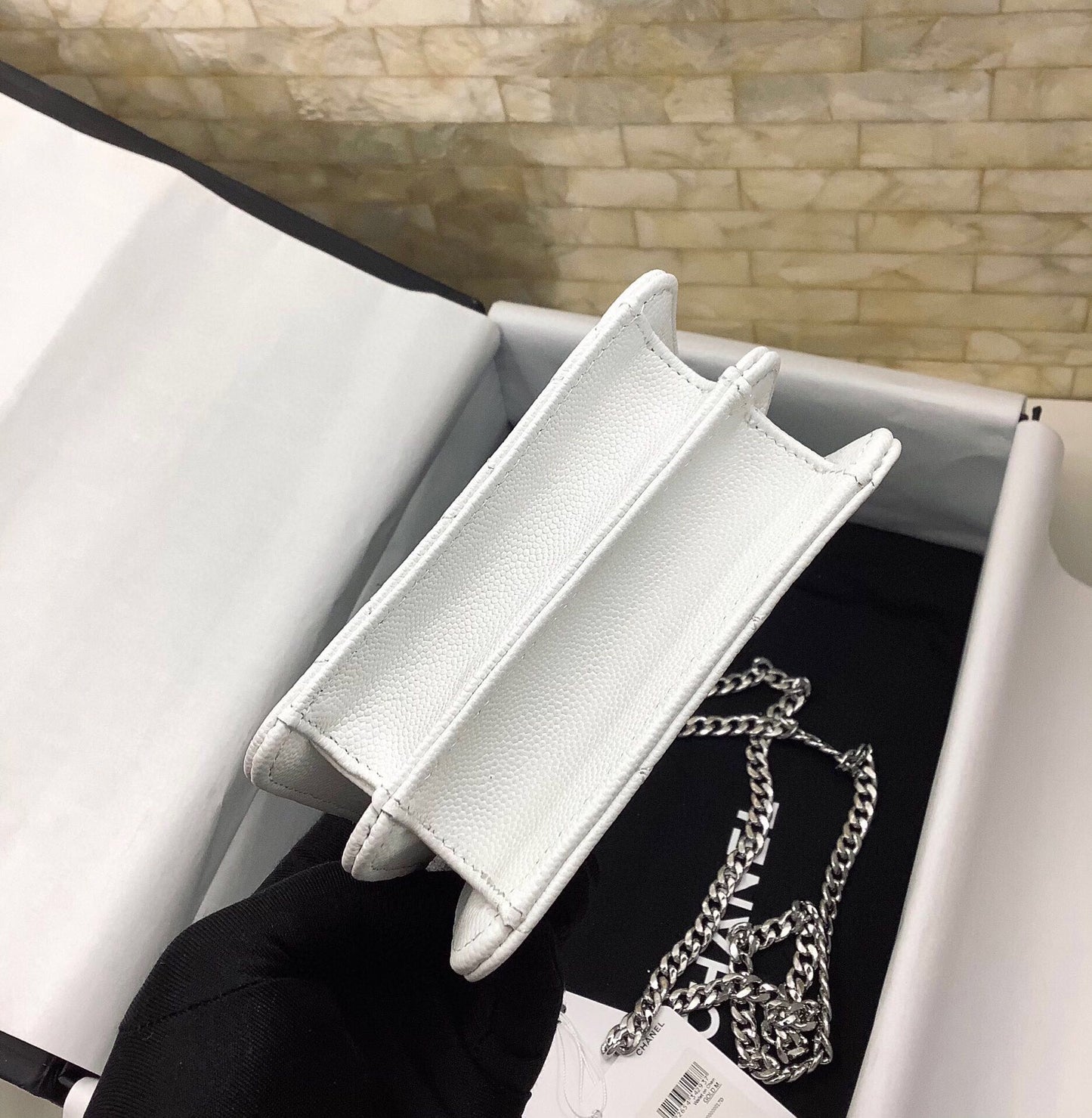 Sac à main CC WOC 13 cm avec poignée supérieure en cuir caviar matelassé blanc et accessoires argentés