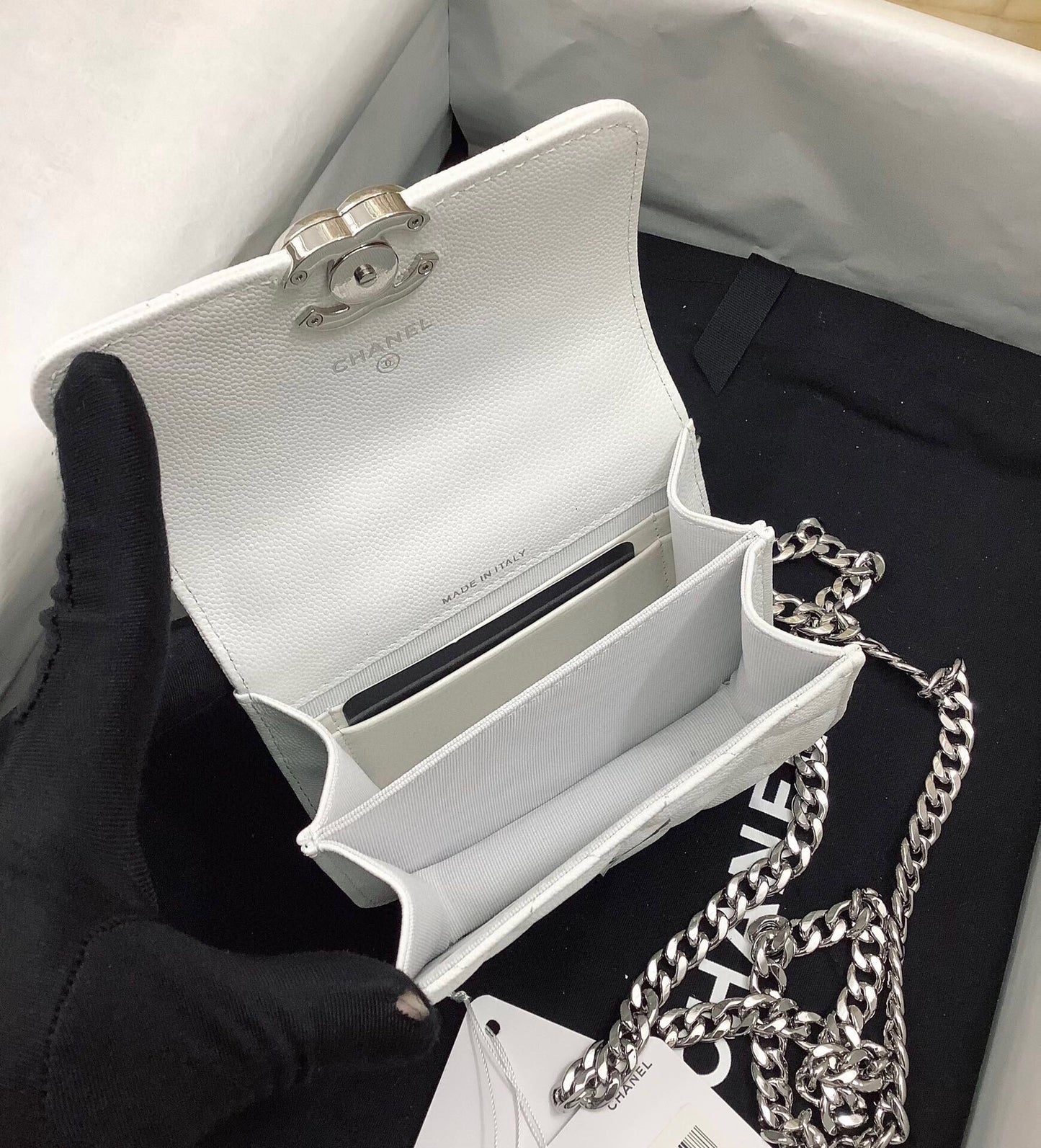 Sac à main CC WOC 13 cm avec poignée supérieure en cuir caviar matelassé blanc et accessoires argentés