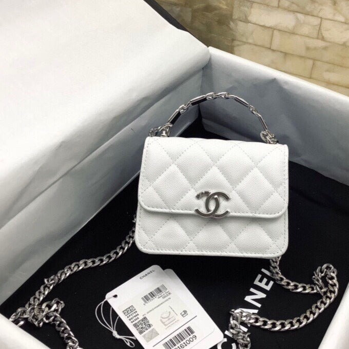 Sac à main CC WOC 13 cm avec poignée supérieure en cuir caviar matelassé blanc et accessoires argentés