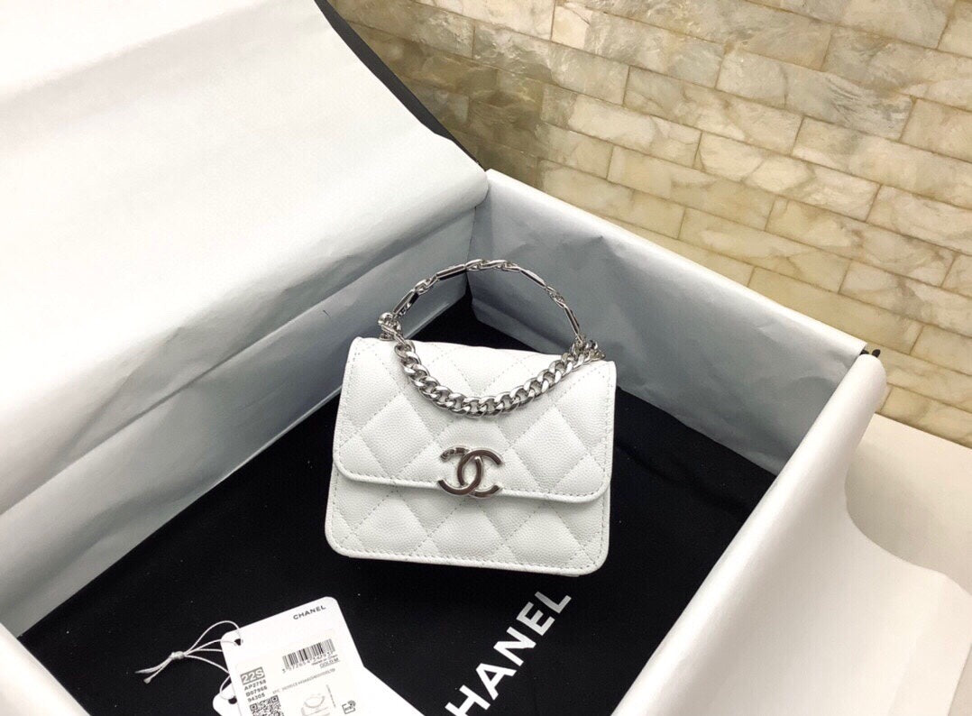 Sac à main CC WOC 13 cm avec poignée supérieure en cuir caviar matelassé blanc et accessoires argentés