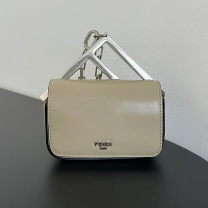 Mini sac FENDI First Sight 13 en cuir de veau marron clair avec détails argentés