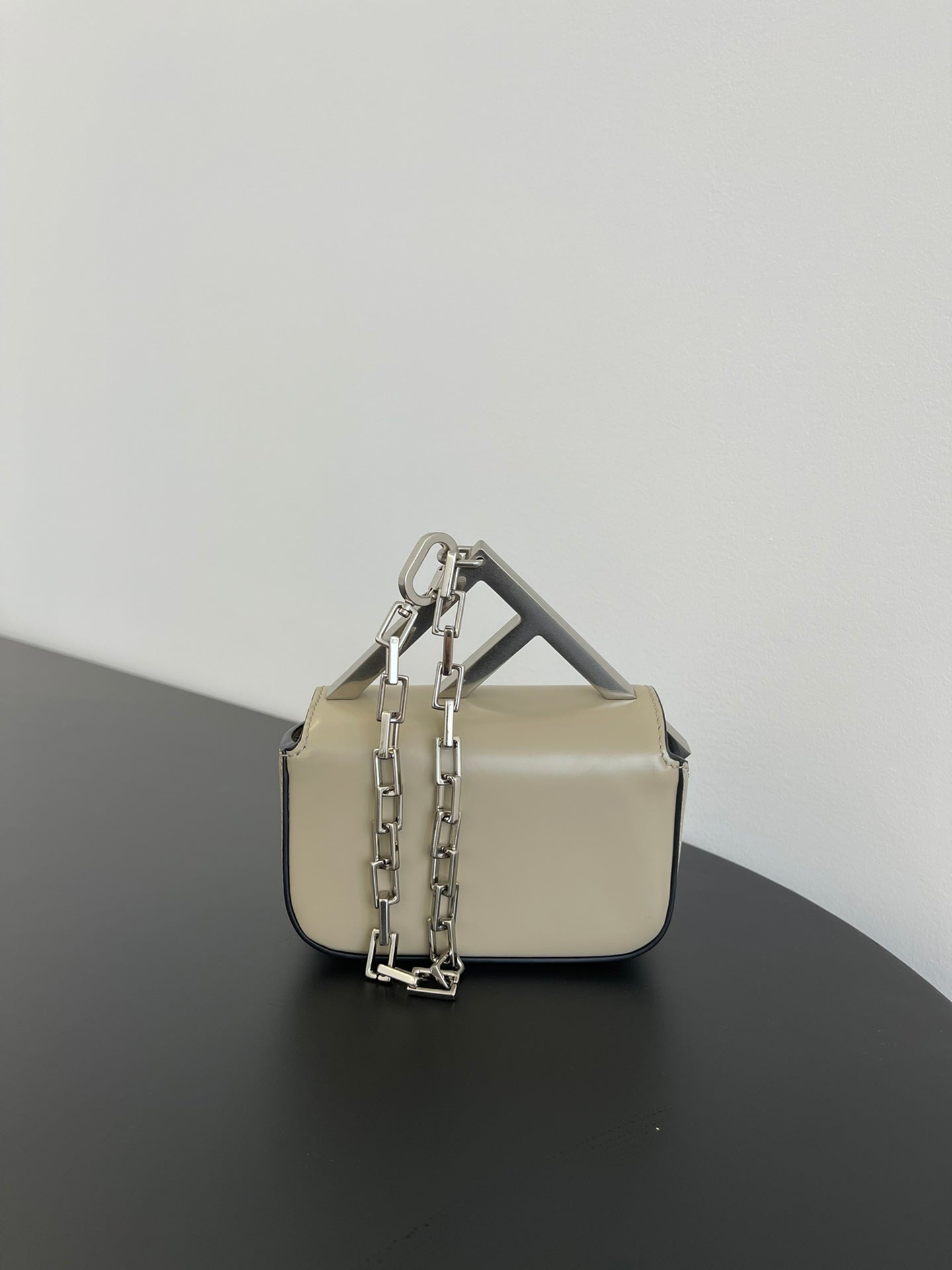 Mini sac FENDI First Sight 13 en cuir de veau marron clair avec détails argentés