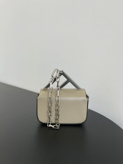 Mini sac FENDI First Sight 13 en cuir de veau marron clair avec détails argentés