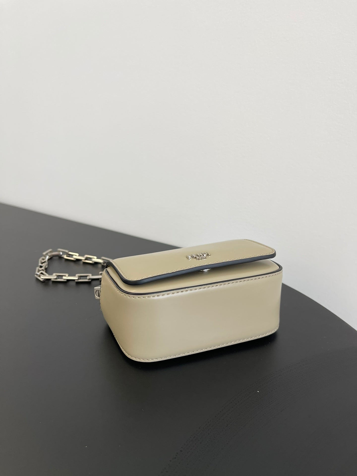 Mini sac FENDI First Sight 13 en cuir de veau marron clair avec détails argentés