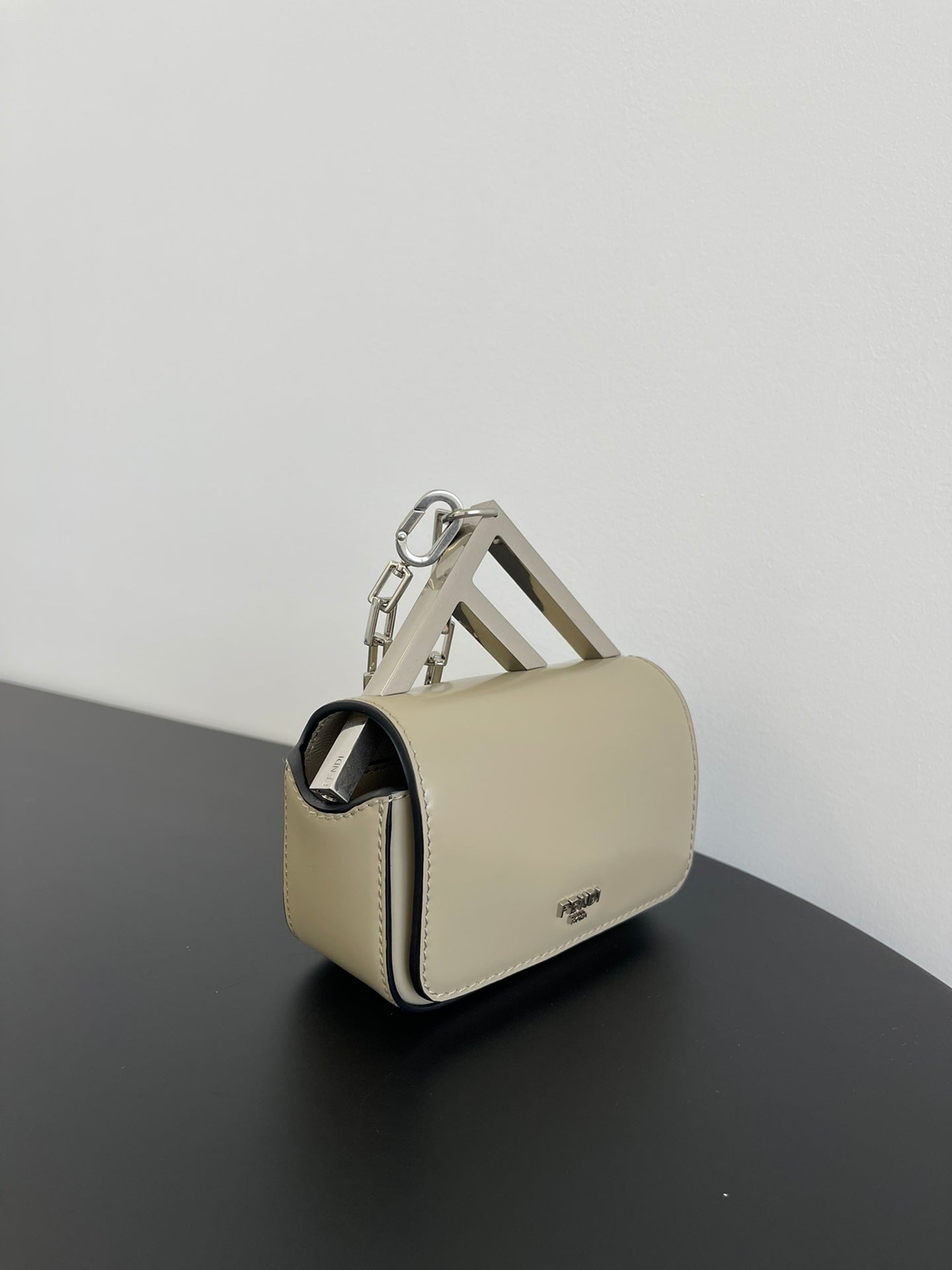 Mini sac FENDI First Sight 13 en cuir de veau marron clair avec détails argentés