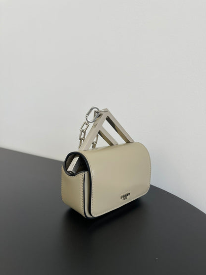 Mini sac FENDI First Sight 13 en cuir de veau marron clair avec détails argentés