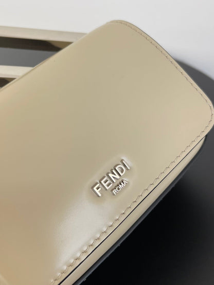 Mini sac FENDI First Sight 13 en cuir de veau marron clair avec détails argentés