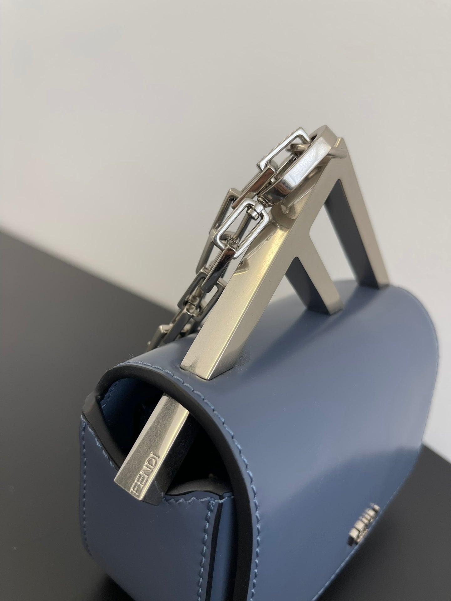 Mini sac FENDI First Sight 13 en cuir de veau bleu pigeon avec détails argentés