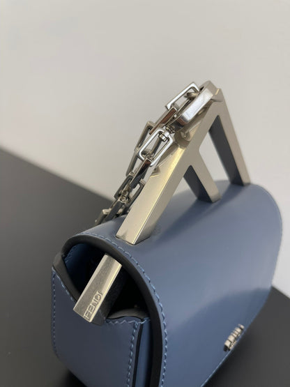 Mini sac FENDI First Sight 13 en cuir de veau bleu pigeon avec détails argentés