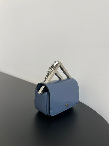 Mini sac FENDI First Sight 13 en cuir de veau bleu pigeon avec détails argentés