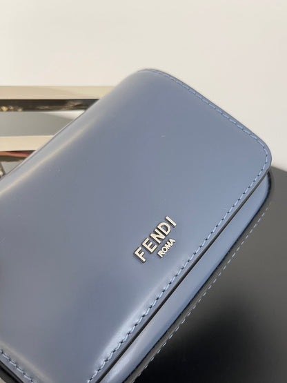 Mini sac FENDI First Sight 13 en cuir de veau bleu pigeon avec détails argentés