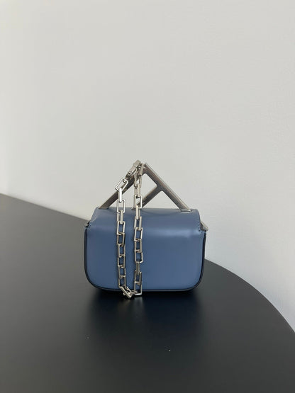 Mini sac FENDI First Sight 13 en cuir de veau bleu pigeon avec détails argentés