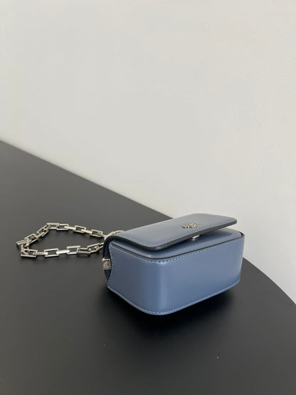Mini sac FENDI First Sight 13 en cuir de veau bleu pigeon avec détails argentés