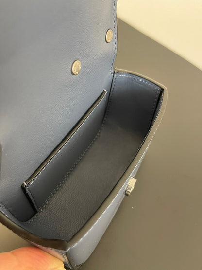 Mini sac FENDI First Sight 13 en cuir de veau bleu pigeon avec détails argentés