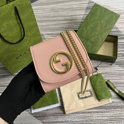 Mini sac bandoulière Blondie Interlock 12 en cuir de veau rose clair avec chaîne dorée