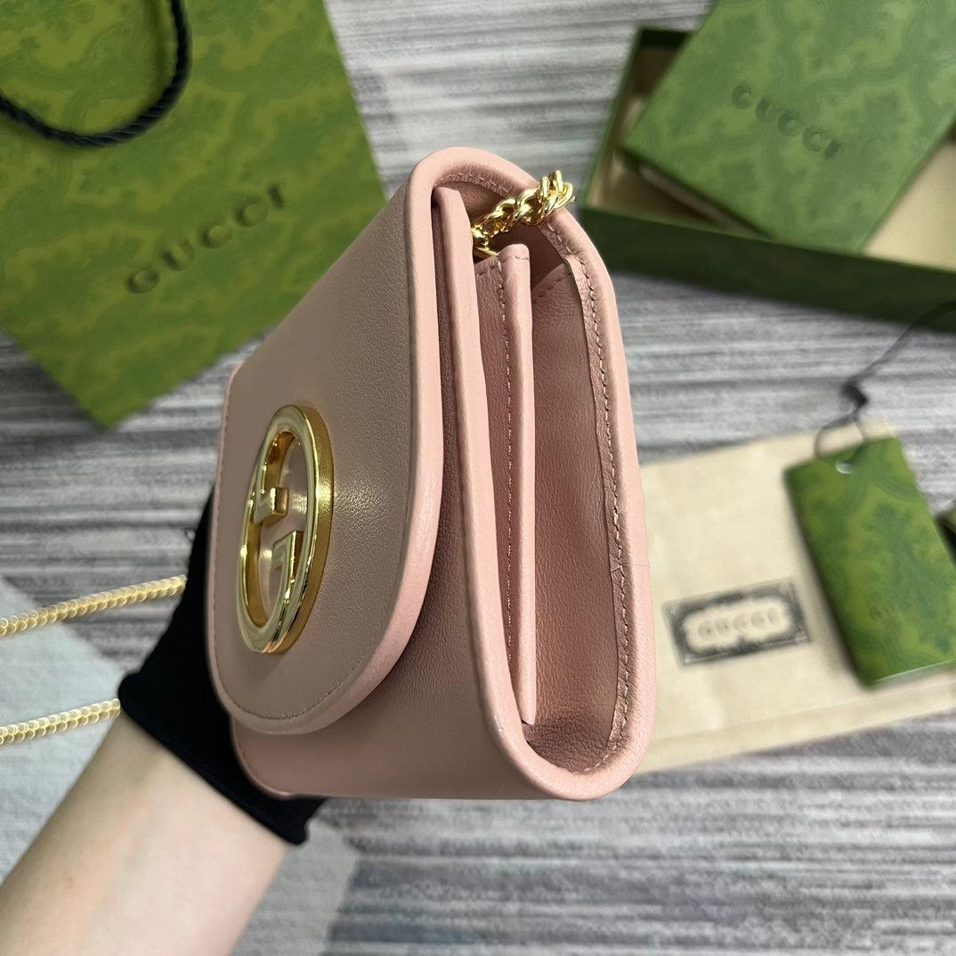Mini sac bandoulière Blondie Interlock 12 en cuir de veau rose clair avec chaîne dorée
