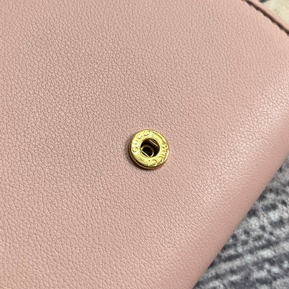 Mini sac bandoulière Blondie Interlock 12 en cuir de veau rose clair avec chaîne dorée