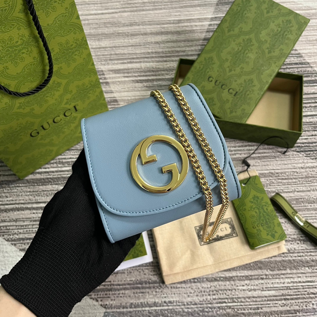 Mini sac bandoulière Blondie Interlock 12 en cuir de veau bleu ciel avec chaîne dorée