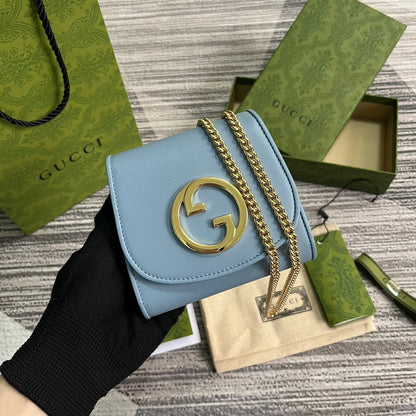 Mini sac bandoulière Blondie Interlock 12 en cuir de veau bleu ciel avec chaîne dorée