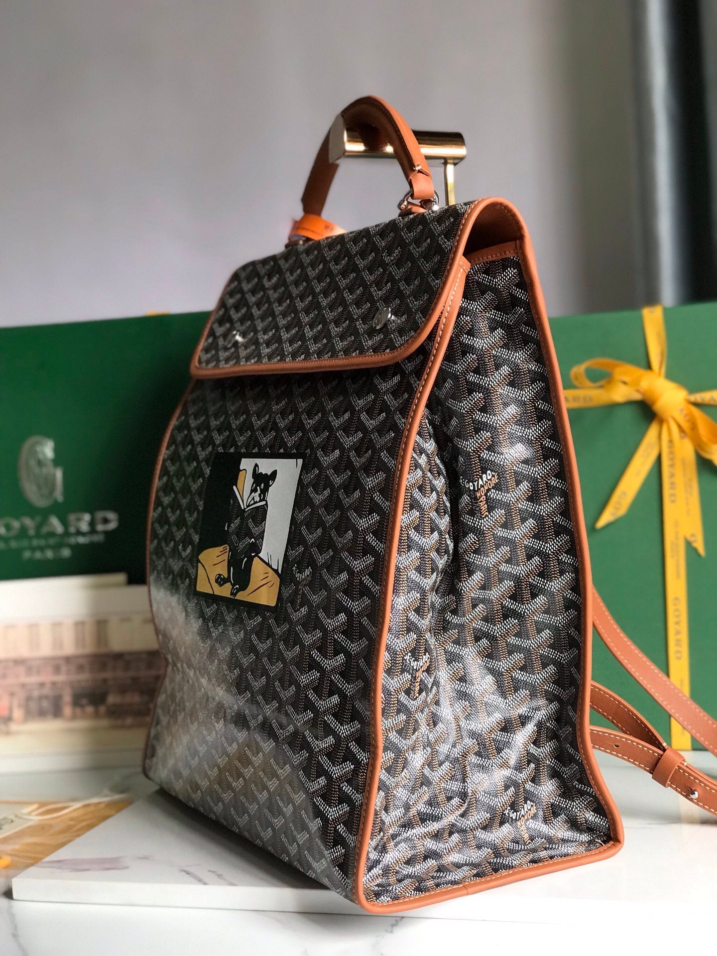 SAC À DOS SAINT LÉGER 35 EN TOILE GOYARDINE MARRON ET CUIR DE VEAU AVEC PATCH CARTOON