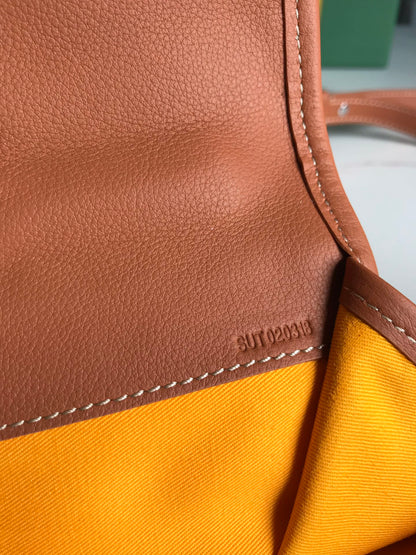 SAC À DOS SAINT LÉGER 35 EN TOILE GOYARDINE MARRON ET CUIR DE VEAU AVEC PATCH CARTOON