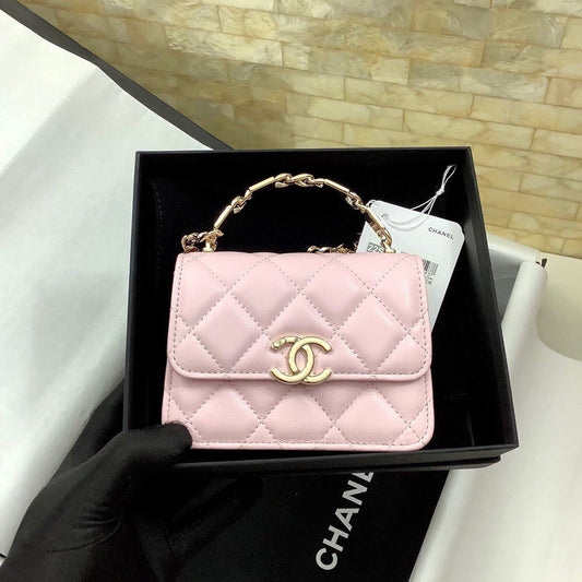 Sac à main CC WOC 13 cm avec poignée supérieure en cuir de veau matelassé rose et accessoires dorés