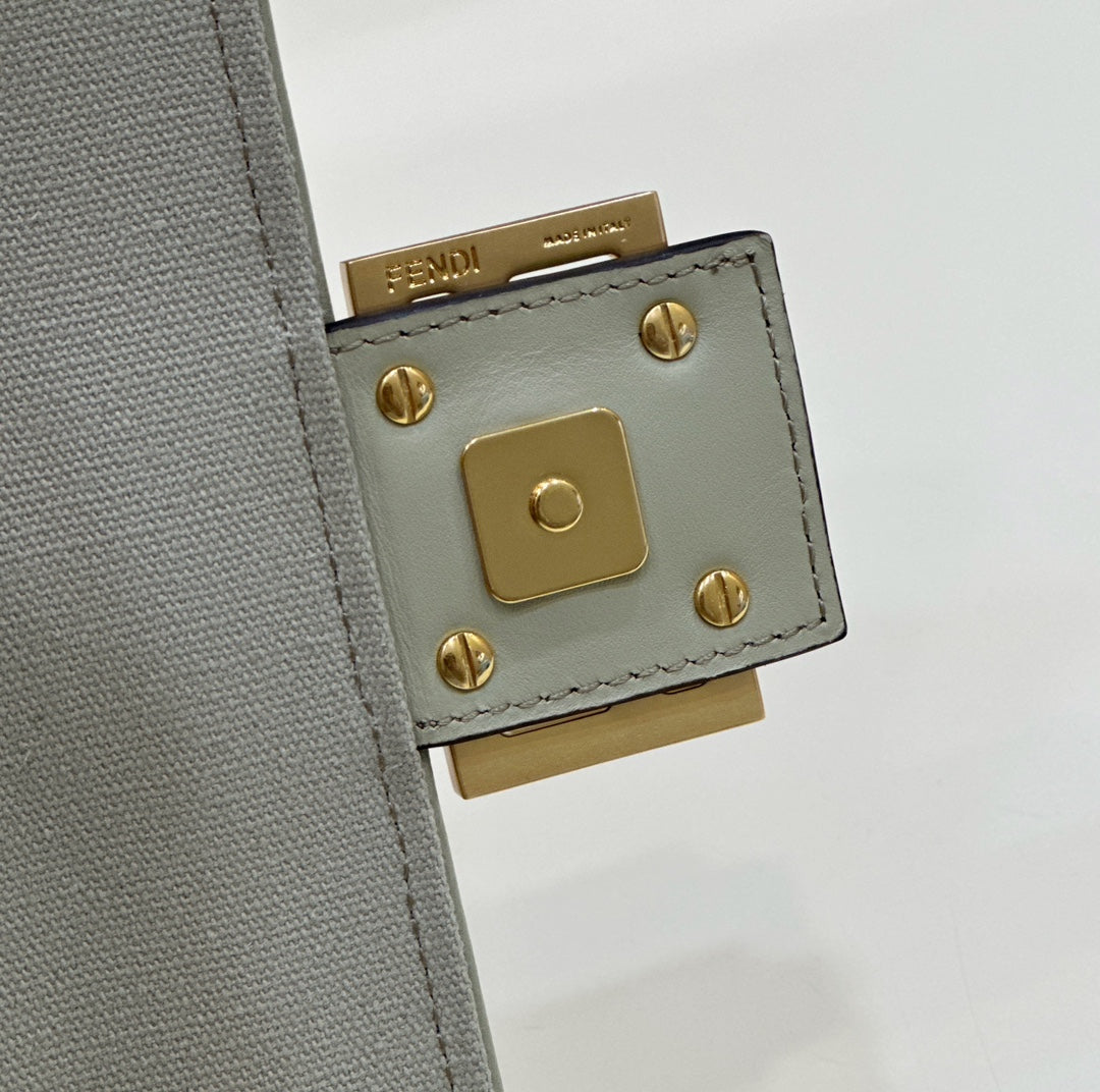 FFモチーフ付きバゲット 27 ビタージャカード生地 ゴールド金具