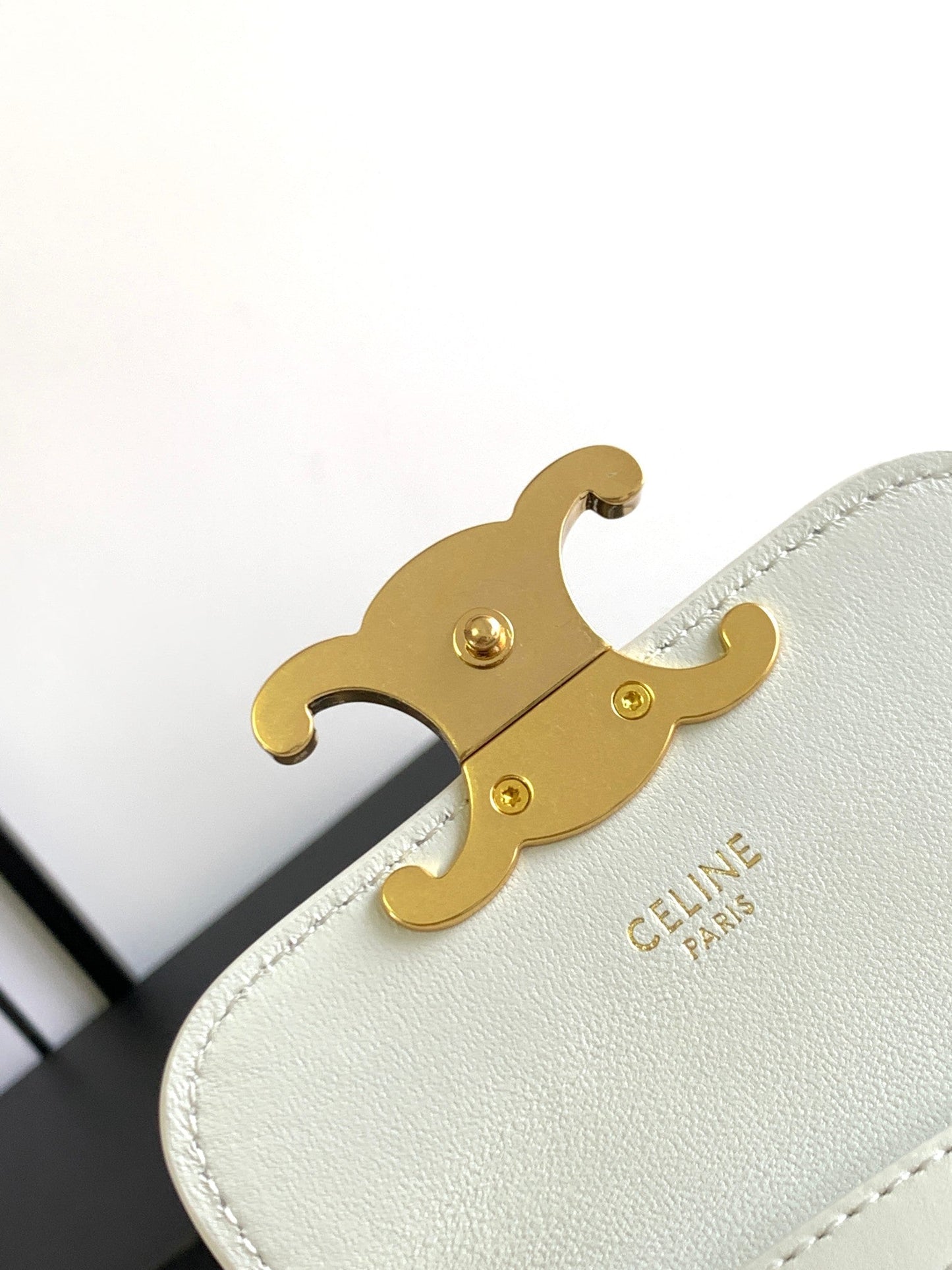 CUIR DE VACHE COLORÉ TRIPHOME 11