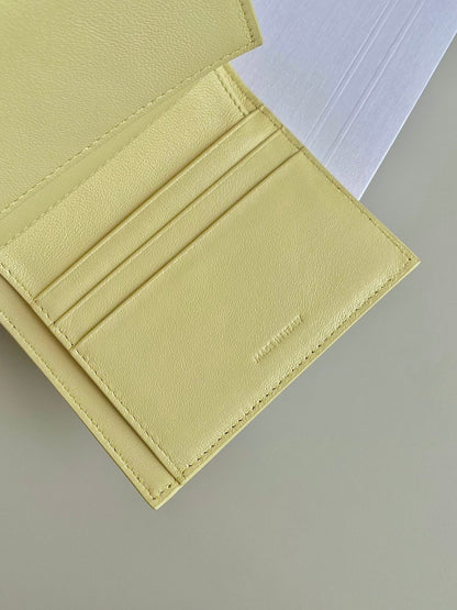 PORTEFEUILLE TRIPHOME 10 TROIS VOLETS EN CUIR DE VEAU JAUNE PASTEL