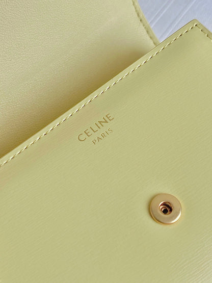 PORTEFEUILLE TRIPHOME 10 TROIS VOLETS EN CUIR DE VEAU JAUNE PASTEL