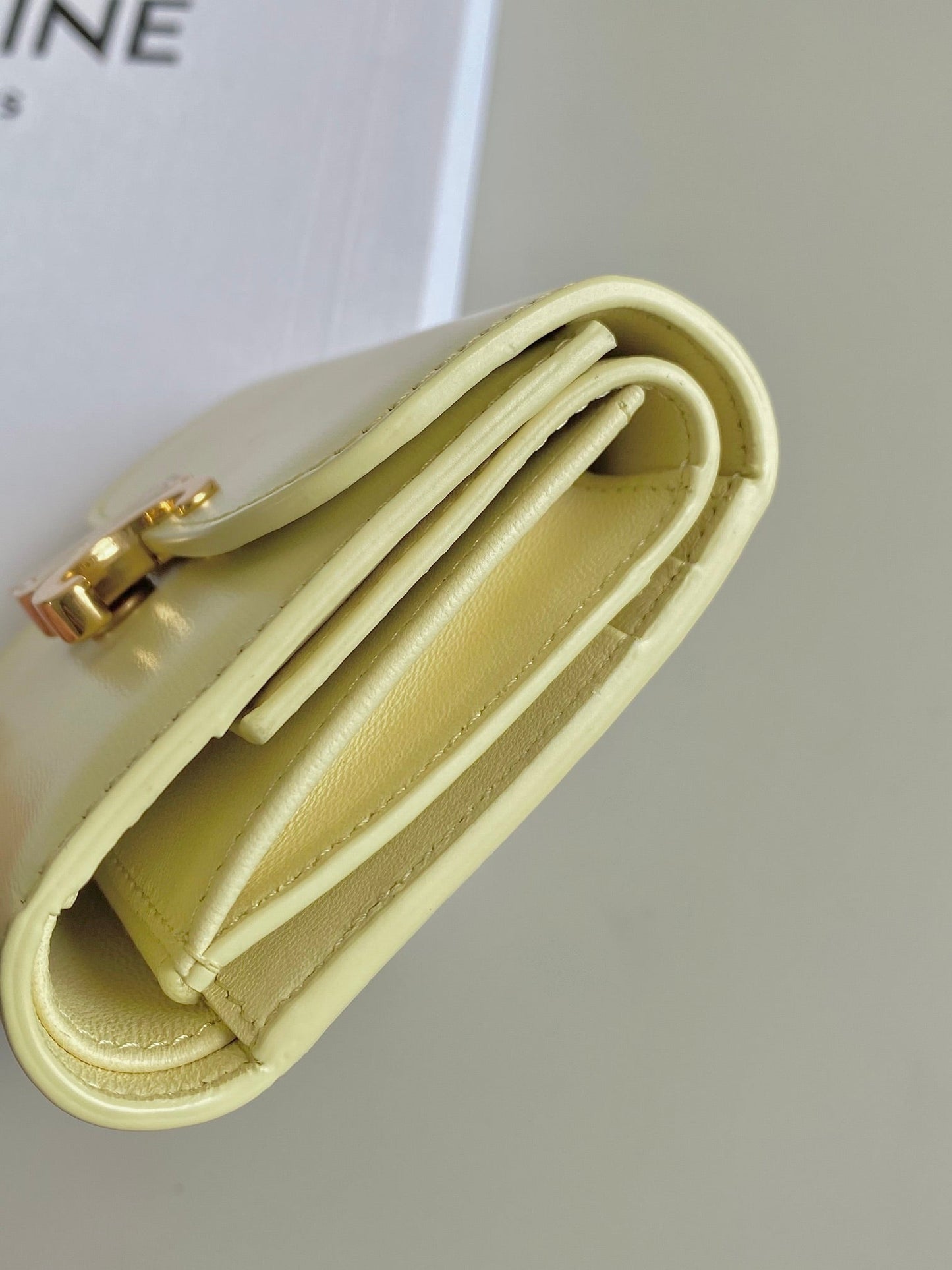 PORTEFEUILLE TRIPHOME 10 TROIS VOLETS EN CUIR DE VEAU JAUNE PASTEL