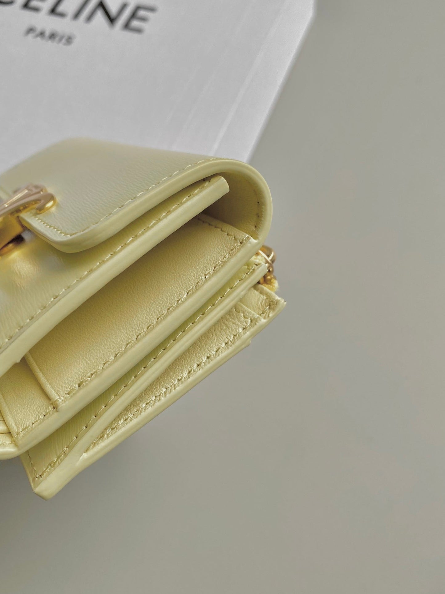 PORTEFEUILLE TRIPHOME 9 DEUX EN UN EN CUIR DE VEAU JAUNE PASTEL