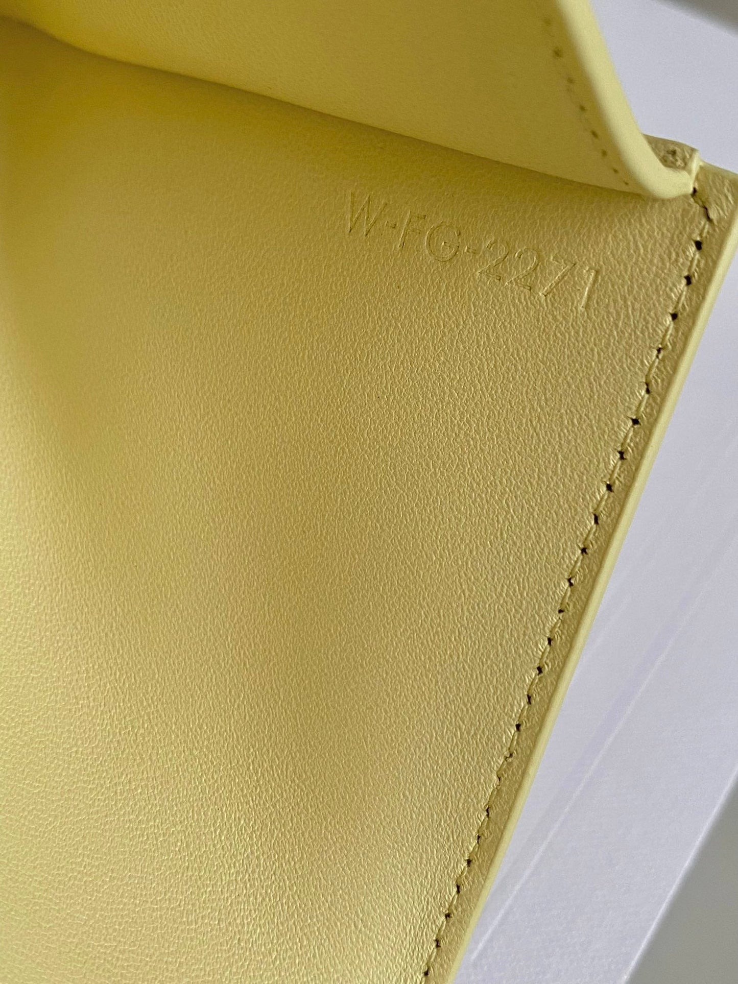 PORTEFEUILLE TRIPHOME 9 DEUX EN UN EN CUIR DE VEAU JAUNE PASTEL