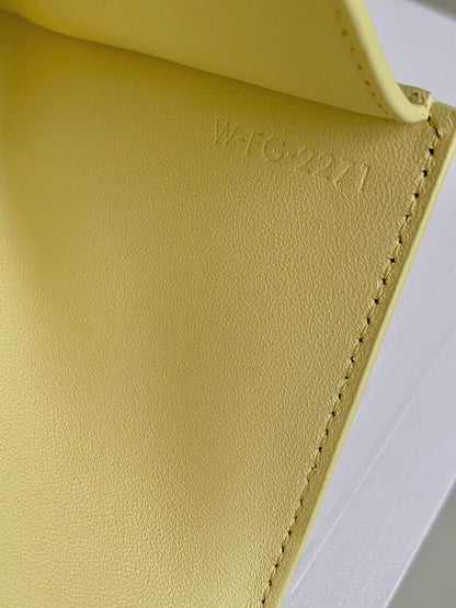PORTEFEUILLE TRIPHOME 9 DEUX EN UN EN CUIR DE VEAU JAUNE PASTEL