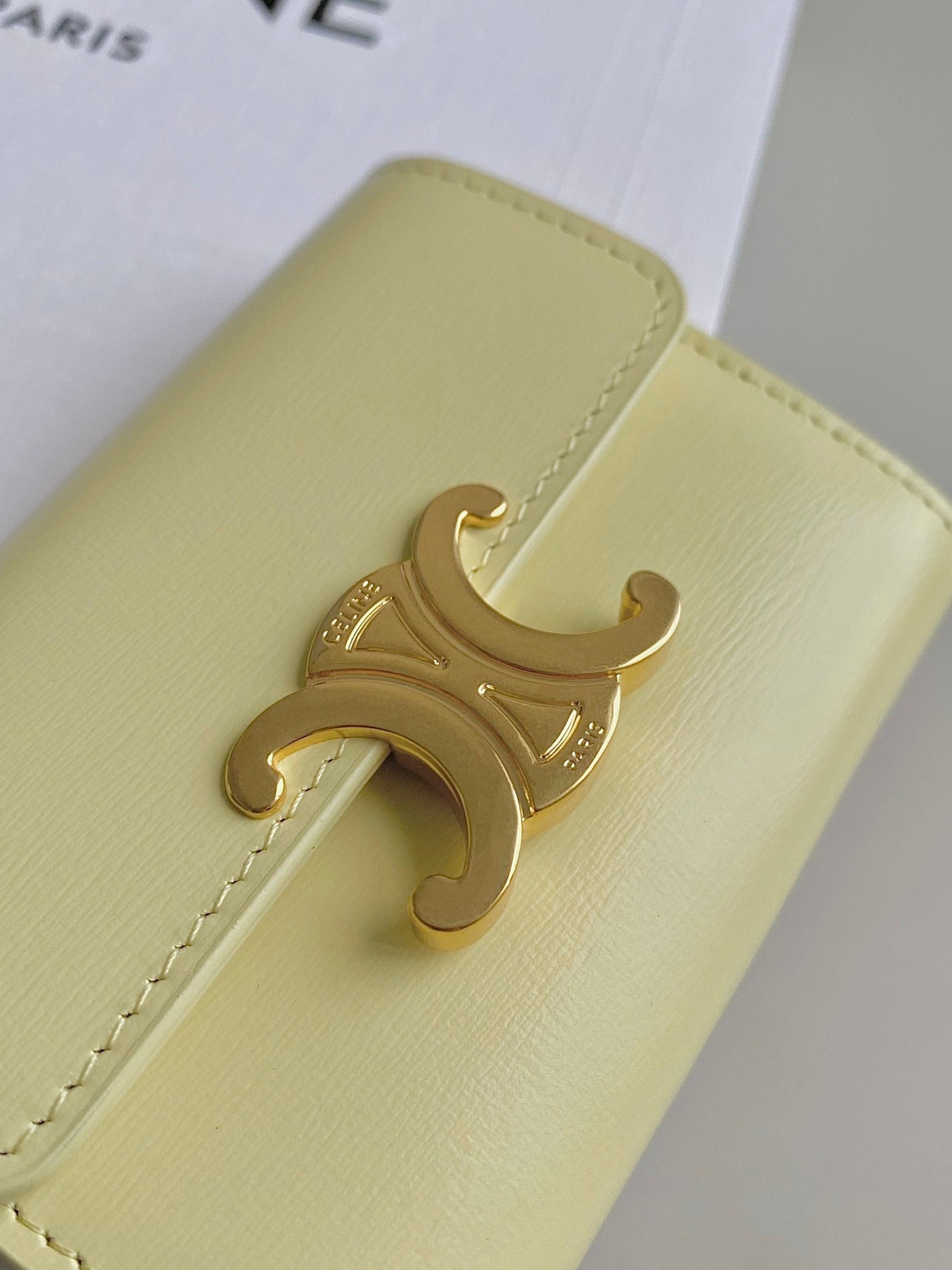 PORTEFEUILLE TRIPHOME 9 DEUX EN UN EN CUIR DE VEAU JAUNE PASTEL