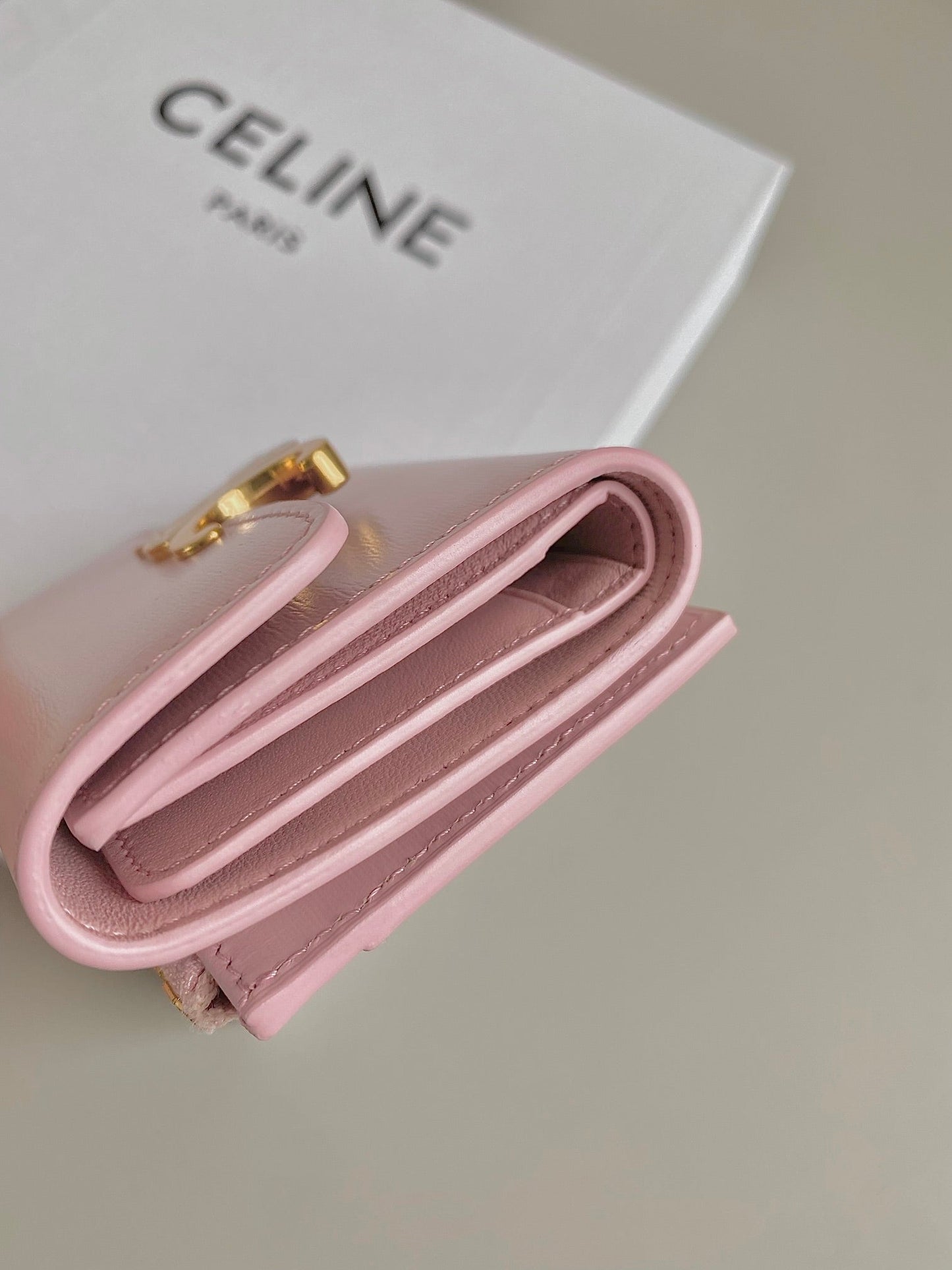 PORTEFEUILLE TRIPHOME 9 DEUX EN UN EN CUIR DE VEAU ROSE PASTEL