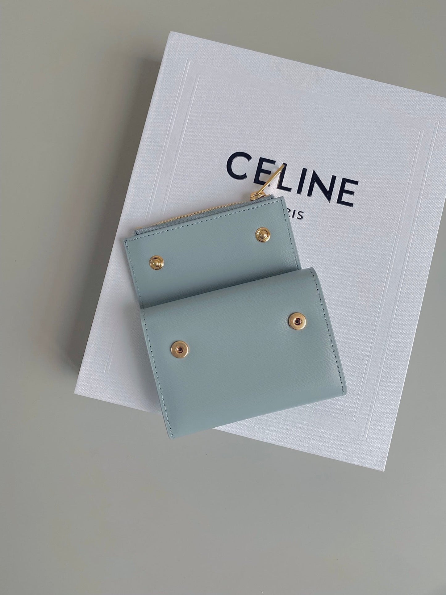 PORTEFEUILLE TRIPHOME 9 DEUX EN UN EN CUIR DE VEAU BLEU GLACIER