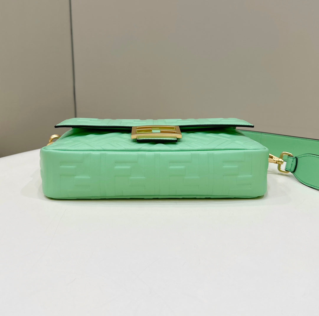 BAGUETTE À MOTIF FF 27 EN CUIR D'AGNEAU SOUPLE VERT DE YORK QUINCAILLERIE DORÉ