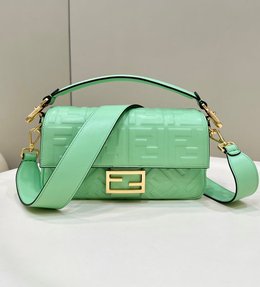 Baguette 27 cm en cuir d'agneau vert et accessoires dorés