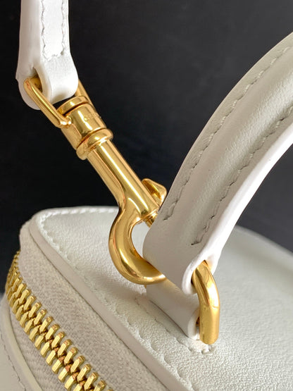 MINI TROUSSE DE VANITY TRIOMPHE EN CUIR DE VEAU BLANC