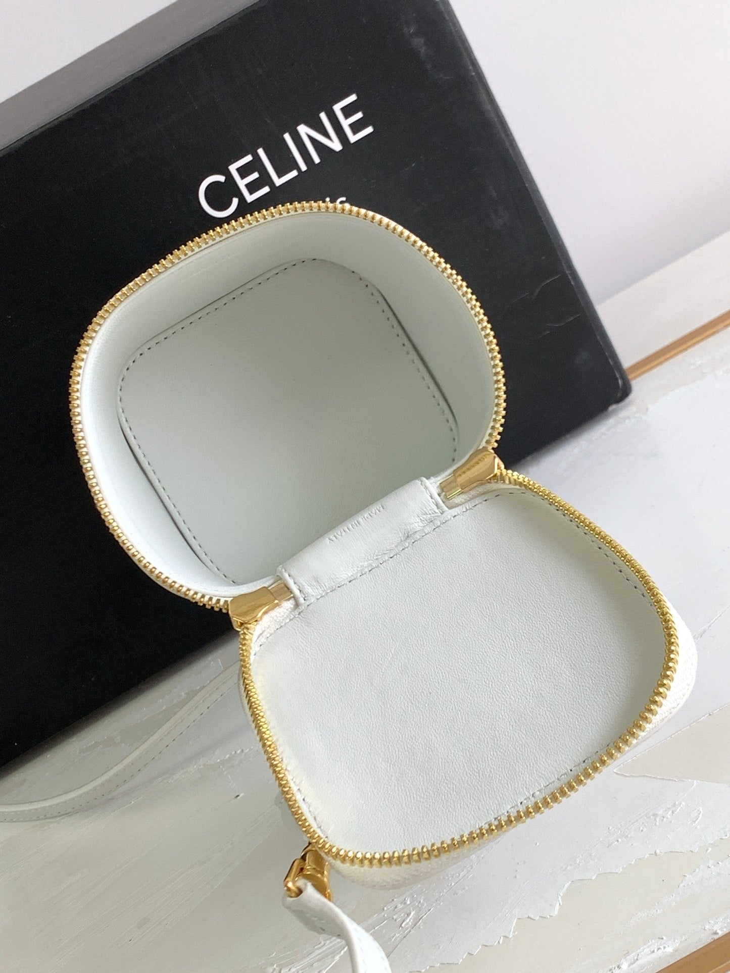 MINI TROUSSE DE VANITY TRIOMPHE EN CUIR DE VEAU BLANC