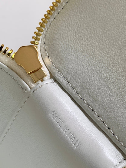 MINI TROUSSE DE VANITY TRIOMPHE EN CUIR DE VEAU BLANC