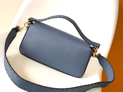 Sac Fend Baguette 27 en cuir de veau bleu GHW 